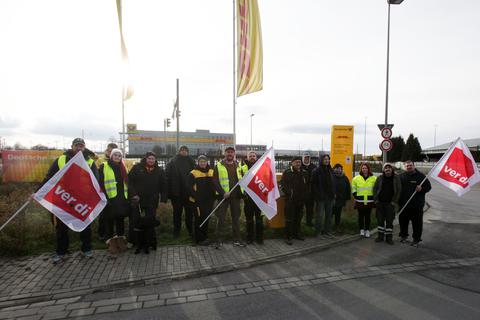 Vor dem DHL-Paketzentrum in Saulheim wird gestreikt. Die Mitarbeiter fordern 15 Prozent mehr Lohn.