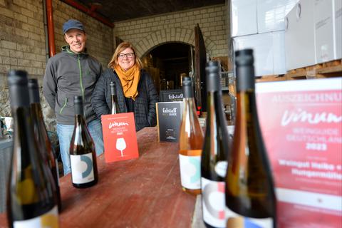 Das Etikett der Weinflaschen dient als Symbol für die Liebe und Einheit. Heike und Ralf Hungermüller im Weinkeller in Dittelsheim-Heßloch. 