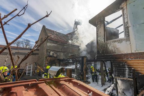 In einem Hinterhof in der Altstadt ging ein Nebengebäude in Flammen auf, in dem eine Werkstatt eingerichtet war. Es war nicht mehr viel zu retten.
