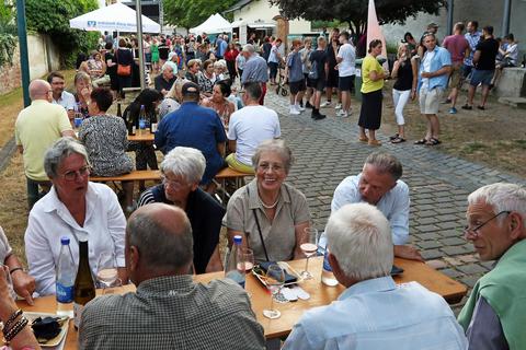 Bei einem leckeren Gläschen Wein konnten die Besucher der Osthofener Weinmeile es sich gut gehen lassen. Foto: pp/Christine Dirigo