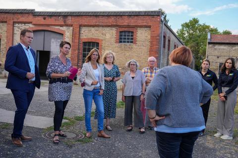 Sabine Bätzing-Lichtenthäler (3.v.l.) in der Gedenkstätte KZ Osthofen, sie wurde begleitet unter anderem von (v.l.) Stadtbürgermeister Thomas Goller und Landtagsabgeordneter Kathrin Anklam Trapp. Foto: pakalski-press/Boris Korpak