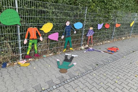 Sinnlose Zerstörungswut: Unbekannte haben im Stärkmühlweg in Osthofen die von den Kindern gestalteten Figuren geköpft oder abgerissen. Foto: Kita „Regenbogen“