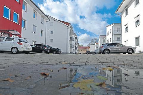 Versiegelter Boden und kaum Grünflächen: So wie an der Ecke Schwerdstraße/Ziegelhüttenweg in Osthofen würde man heute vermutlich nicht mehr bauen. Foto: pakalski-press/ Ben Pakalski