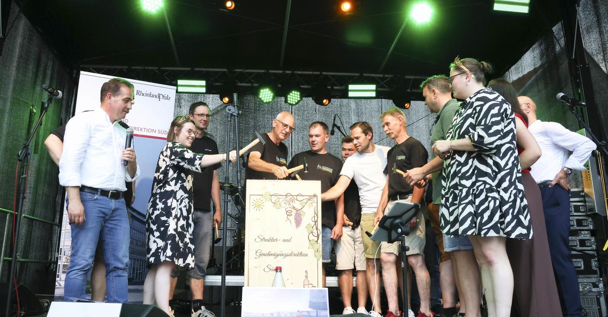 XXL-Weinkiste-mit-Weinen-aus-Osthofen-reist-in-die-Antarktis