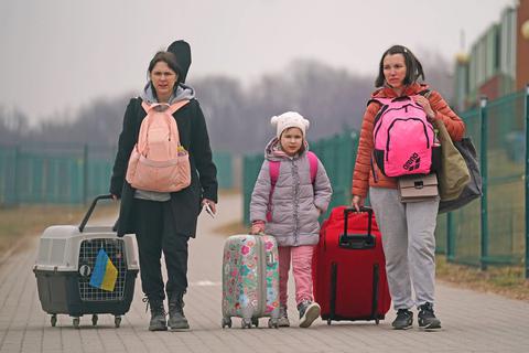 Nach wie vor fliehen Millionen ukrainische Menschen vor Putins Angriffskrieg aus ihrem Heimatland. Vor allem Frauen und Kinder sind auf der Flucht. Sie kommen auch in Worms an.      Symbolfoto: dpa