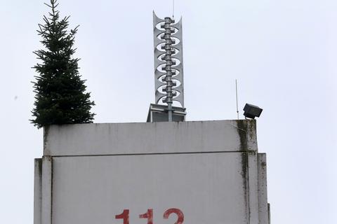 Eine neue Sirenen-Anlage ist auf dem Turm der Dieburger Feuerwehrgebäude zu sehen. 