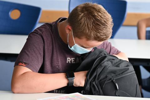 Ein Schüler mit Maske im Unterricht.  Symbolfoto: dpa