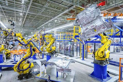 Im Karosseriebau wurden schon Mitte 2021 zur Vorbereitung auf die neuen Insignia-Modelle 400 zusätzliche Roboter installiert.  Archivfoto: Andreas Liebschner