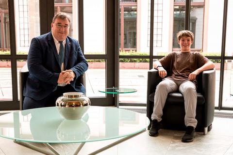 Europastaatssekretär Mark Weinmeister belobigt Justus Kadenbach, der seinen Vater gerettet hat. Foto: Ralf Riehl/Staatskanzlei 