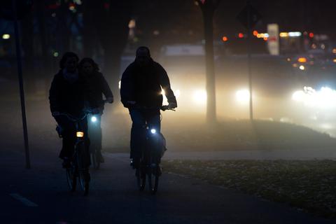 Insbesondere in der Dämmerung und bei Dunkelheit ist es wichtig, dass Radfahrer gut sichtbar sind. Symbolfoto: Dedert/dpa