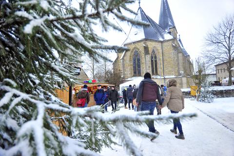 Der Märchen-Weihnachtsmarkt in Ober-Hilbersheim ist längst über die Region hinaus bekannt. Viele Besucher schätzen die romantische Kulisse - mit (wie in diesem Archivfoto von 2017) oder ohne Schnee.