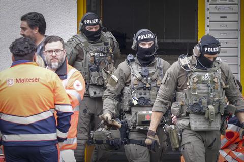 Geiselnahme in Nierstein - SEK-Beamte und Polizei vor dem  Mehrfamilienhauses. Mann hält Neffen (14) als Geisel in der Wohnung fest Foto: Sascha Kopp / VRM Bild