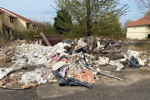 Seit Jahren lagern zum Teil giftige Abfälle auf dem Gelände des Niersteiner Rhein-Selz-Parks.        Archivfoto: VRM