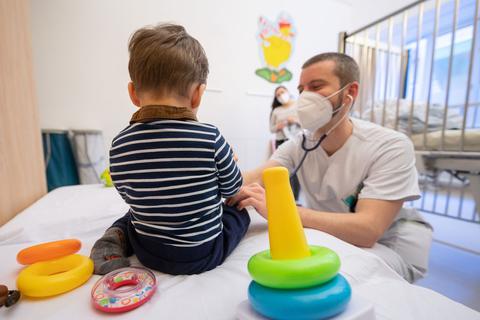 Die Ärzte in den Krankenhäusern behandeln derzeit viele Kinder wegen Atemwegserkrankungen.
