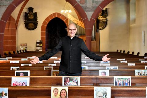 Ein kleiner Trost für Pfarrer Robert Nandkisore: An den Kirchenbänken in St. Peter und Paul hängen ausgedruckte Bilder von Gemeindemitgliedern. Foto: DigiAtel/Heibel