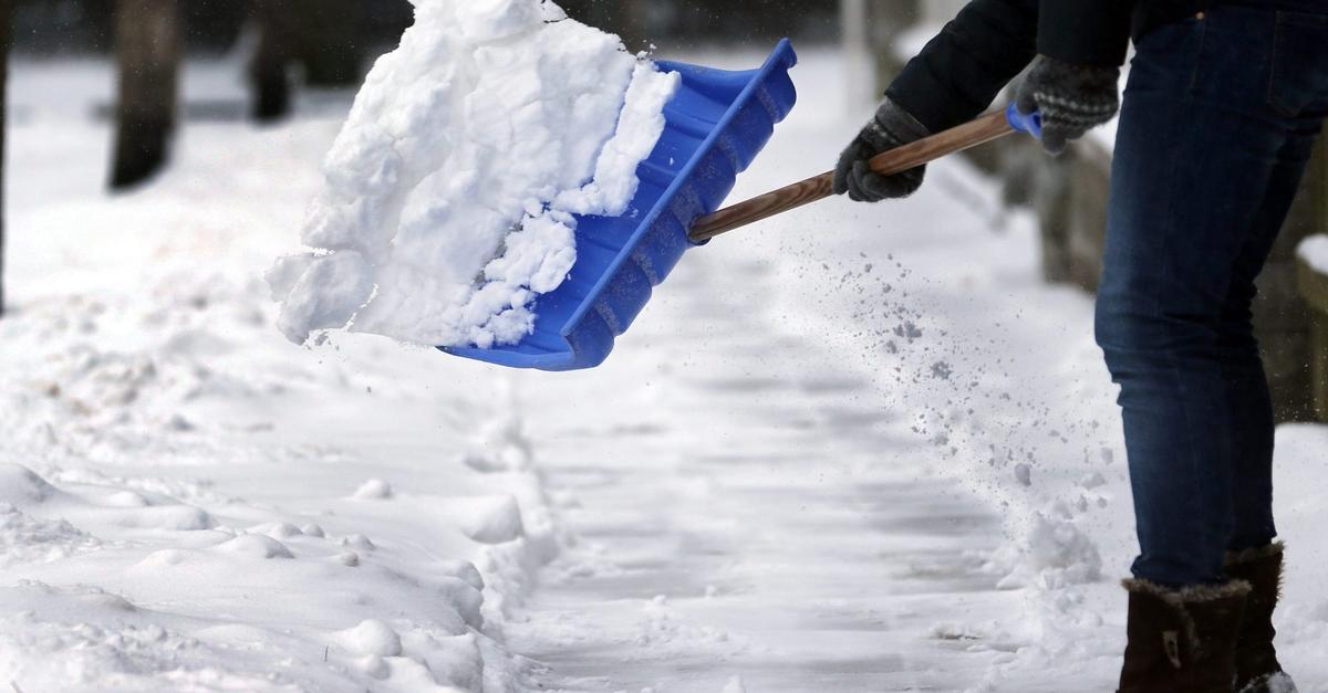 Schambes-Fr-hlingssehnsucht-mit-Schneeschaufel