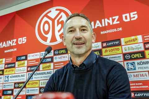 Ja, wo bleiben denn die sportlichen Fragen? 05-Trainer Achim Beierlorzer war mit der Pressekonferenz vor Leverkusen nicht ganz zufrieden. Foto: Harald Kaster