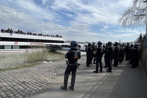 Eine Gruppe Mannheimer Ultras sorgt in Mainz für einen Großeinsatz der Polizei.