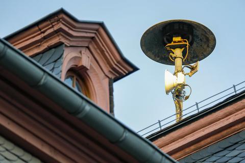 Im Mainzer Stadtgebiet sind derzeit 54 Sirenen verbaut. Die meisten sind auf Gebäudedächern installiert, wie hier in der Schillerstraße in der Altstadt.