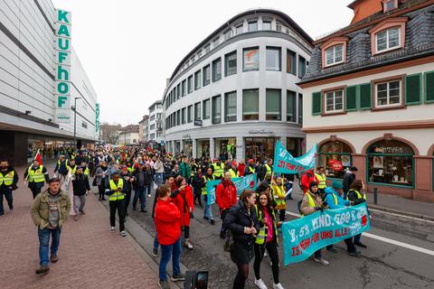 Die Streikteilnehmer laufen durch die Mainzer Innenstadt. 