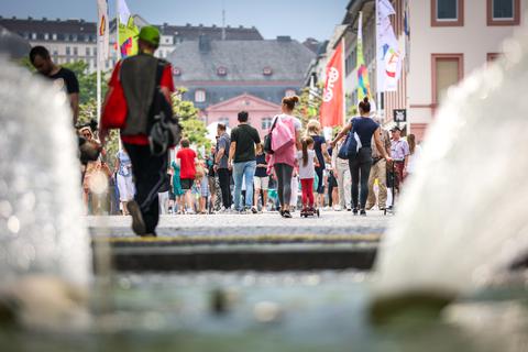 Besucher schlendern über den Rheinland-Pfalz-Tag in Mainz.  Foto: Lukas Görlach