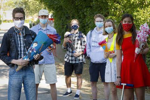 Mit Schultüte, Ranzen und Maske: Die Rückkehr nach sechswöchiger Corona-Pause gestalteten die Schülerinnen und Schüler am Otto-Schott-Gymnasium wie einen Einschulungstag. Foto: Sascha Kopp