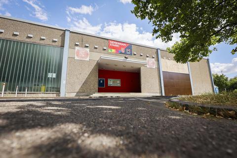 In die Sporthalle, die sich der Handball-Club Gonsenheim und der ASV Mainz teilen, werden wegen der Evakuierung 83 Bewohner gebracht.                 Foto: Tim Würz