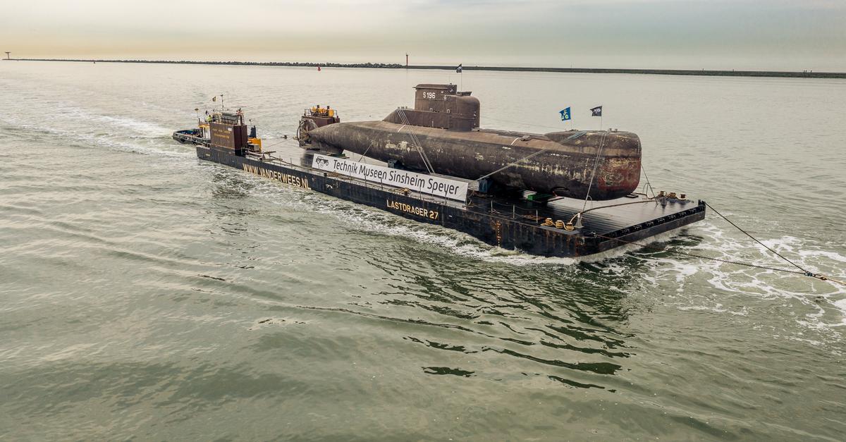 Ein U-Boot reist auf dem Rhein an Worms vorbei