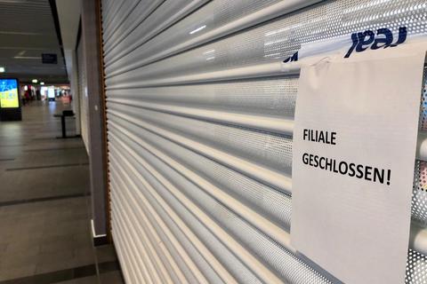 Das war's: Am Donnerstag wurden die Rolltore der Real-Filiale in Mainz-Bretzenheim nicht mehr geöffnet.  Foto: Maike Hessedenz