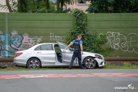 Der Wagen landete bei dem Unfall im Gleisbett aber nicht direkt auf den Gleisen. Foto: Wiesbaden 112