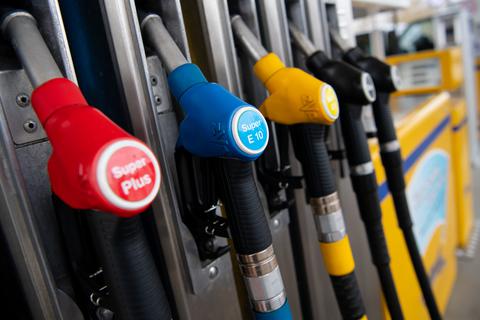 Aktuell steuert der Benzinpreis auf ein Allzeithoch zu. Wie tanken Sie nun am günstigsten? Foto: Sven Hoppe/dpa 