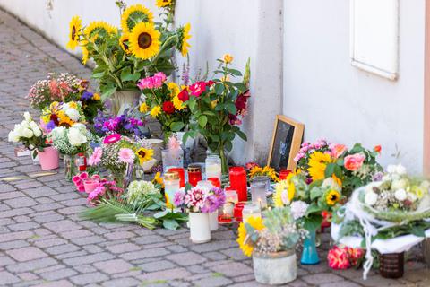 Blumen, Kerzen und Botschaften liegen vor dem Rathaus von Gottenheim, dem Wohnort der 14-jährigen Ayleen. Das Mädchen war am 29. Juli tot im Teufelsee in Echzell (Wetteraukreis) gefunden worden, ihr mutmaßlicher Mörder kommt aus dem Lahn-Dill-Kreis.