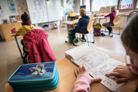 Schülern in Hessen soll nun mit dem Förderprogramm geholfen werden. Foto: dpa/Frank Rumpenhorst