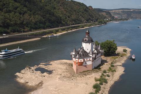 Kaub mit der Zollburg Pfalzgrafenstein: Hier wies der Rhein zuletzt einen Pegelstand von nur 40 Zentimetern auf.  Foto: dpa