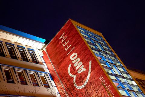 Scheinwerfer beleuchten das Erich-Nitzling-Haus der Arbeiterwohlfahrt in Frankfurt. Foto: dpa