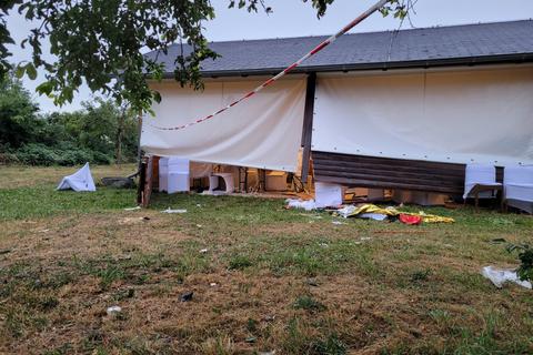 Die verwüstete Gartenhütte in Riedstadt-Crumstadt. Foto: 5vision.media