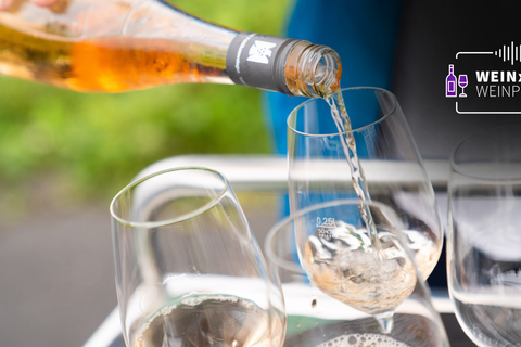 Ein Süßwein wird ins Glas eingeschenkt. Traditionell werden solche Weine in einigen Weinregionen oft zum Dessert oder Käse gereicht. Foto: dpa – Nicolas Armer