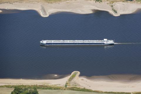 Ein Schiff mit wenig Ladung fährt bei niedrigem Wasserstand auf dem Rhein.  Symbolfoto: dpa