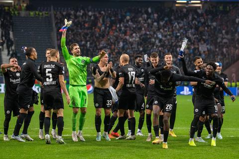 Frankfurts Spieler um Torhüter Kevin Trapp (in grün) jubeln nach dem Sieg.