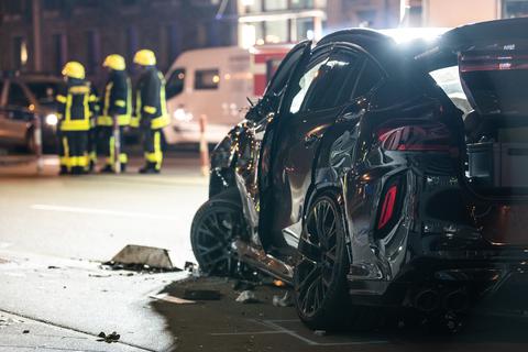 Der BMW des Unfallfahrers wurde ebenso demoliert wie ein parkendes Fahrzeug, als der 39-Jährige nahe der Europäischen Zentralbank im Frankfurter Ostend die Kontrolle über seinen Wagen verlor. Ein Radfahrer und ein Passant kamen ums Leben. Archivfoto: Silas Stein/dpa 