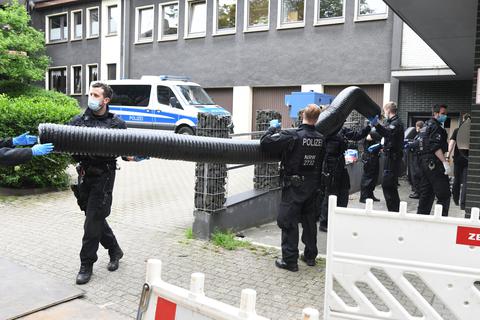 Einsatzkräfte stehen bei einem großangelegten Einsatz gegen die Rauschgiftkriminalität vor einem Bürogebäude. Symbolfoto: dpa