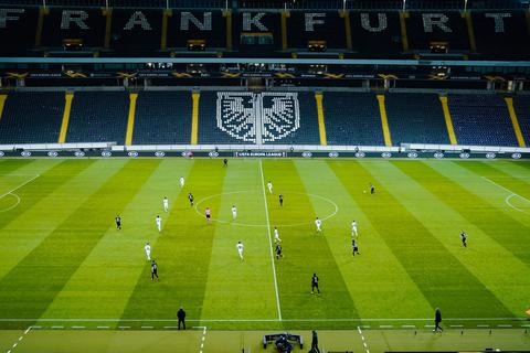 Wer darf vom Geisterspiel berichten und wer nicht? Medienschaffende sind derzeit häufig auf die Gnade der Vereine angewiesen. Vor allem bei  den jetzt anstehenden Geisterspielen in der Liga. Unser Foto zeigt einen Moment der Europapokal-Partie zwischen Eintracht Frankfurt und dem FC Basel im März. Archivfoto: Uwe Anspach / dpa