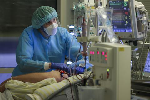 Ein Intensivpfleger versorgt einen Covid-19-Patienten auf der Intensivstation. Foto: dpa