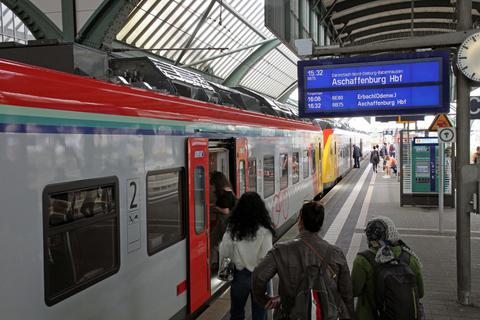 Ob mit dem Zug oder dem Auto: Für viele gehört das Pendeln zum Arbeitsplatz in Darmstadt zum Alltag.  Foto: Hans Dieter Erlenbach