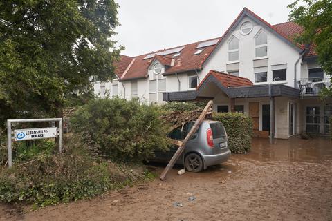 Aufgrund des schnell steigenden Wassers konnten zwölf Menschen aus dem Behindertenwohnheim Lebenshilfe-Haus in Sinzig nicht  mehr vor den Fluten der Ahr gerettet werden. Foto: Thomas Frey/dpa