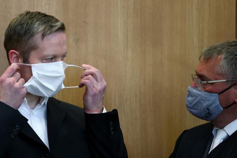 Stephan Ernst (links), der des Mordes an Walter Lübcke angeklagt ist, bespricht sich im Gerichtssaal im Oberlandesgericht mit seinem Anwalt Frank Hannig. Foto: dpa