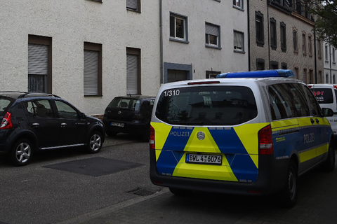 Ein Fahrzeug der Polizei steht in einer Straße im Stadtteil Waldhof. Nach einem Polizeieinsatz ist ein Mann ums Leben gekommen. Das Landeskriminalamt hat Ermittlungen aufgenommen, sagte ein Polizeisprecher.  Foto: Rene Priebe/dpa