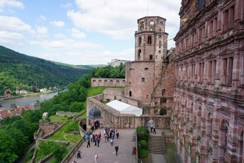 Immer eine Reise wert: das Heidelberger Schloss mit Friedrichsbau und Glockenturm, im Hintergrund die Scheffelterrasse. Dr. Helmut Orpel