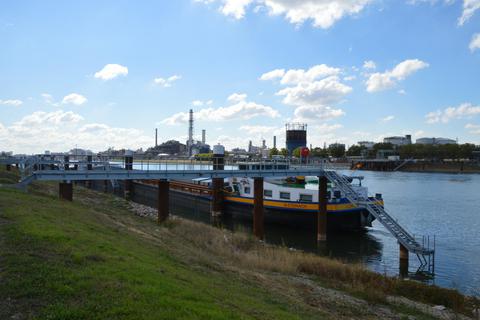 Dank der Landgangstege und Dalben kann das Schiffspersonal an der neuen Liegestelle auf der Friesenheimer Insel nun sicher von Bord gehen. Und auch in Ruhe in ihren Kajüten übernachten. Foto: Marco Partner