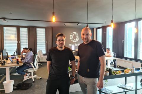 Matthias Jungblut (l.) und Stefan Wawrzinek vom Start-up „Osapiens“ durchleuchten mit ihrer Software Lieferketten. 